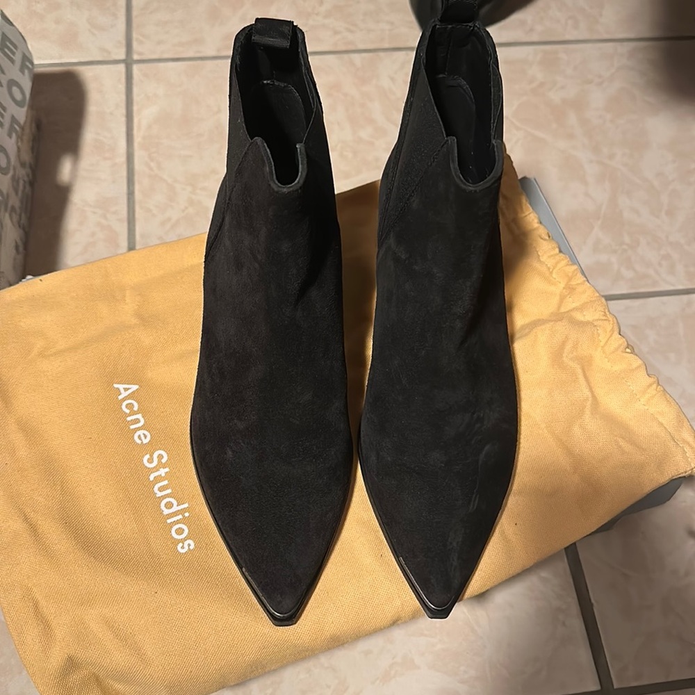 A brand new pair of shoes, but no box. But there's two dust bag.